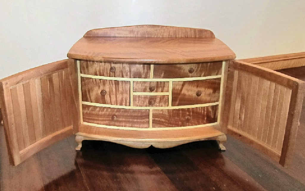 An ornately finished timber jewellery box handcrafted by Des Bosworth. An ornately finished timber jewellery box handcrafted by Des Bosworth.